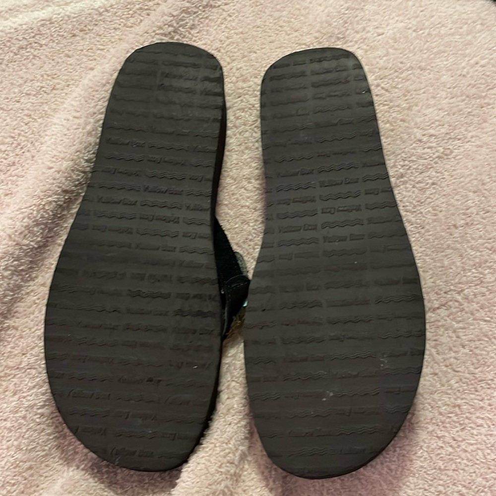 Yellow box flip flops - Picture 3 of 7